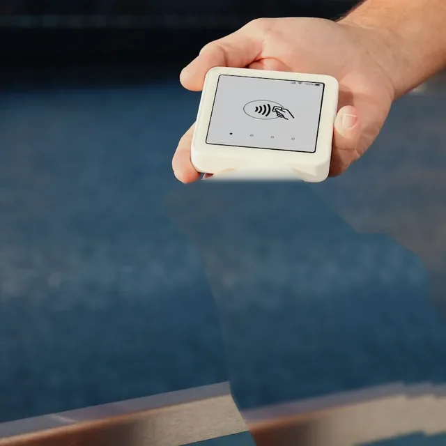 Celular aproximando de leitor NFC